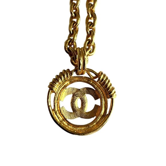 CHANEL Gold plated metal signature "CC" logo medallion Necklace - Picture 9 of 11